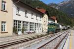 Das Zugpaar AVT855/856 des Autozuges  Avtovlak  durch den Wocheinertunnel verkehrt nur zwischen Bohinjska Bistrica und Podbrdo statt Most na Soči.
Vor dem stattlichen Aufnahmegeb�ude des Bahnhofs Podbrdo verschiebt am 5.10.2026 die 664-108 um f�r die R�ckfahrt bereit zu sein.