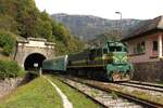 Der 6327m lange und 120 Jahre alte Wocheinertunnel unter dem Berg Kobla verbindet die slowenische Region Oberkrain mit dem Soča-Tal. Er wurde bereits zweigleisig erbaut, wobei des westliche Gleis gesperrt und stillgelegt ist.
Am s�dlichen Ende m�ndet der Tunnel direkt in den Bahnhof Podbrdo, den am 5.10.2026 die 664-108 mit dem AVT855 von Bohinjska Bistrica erreicht.