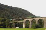 Kurz hinter dem Bahnhof Most na Soči �berquert die Wocheinerbahn auf dem 258m langem Viadukt  Bača pri Modreju  den Fluss Idrijca der einige hundert Meter weiter in die Isonzo m�ndet.
Am 5.10.2026 �berquert die 664-108 mit dem  Avtovlak  AVT854 das m�chtige Bauwerk am Weg nach Bohinjska Bistrica.