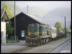 664-021 mit einem Autoschlusezug der Wocheinerbahn in den ersten Sonnenstrahlen des 02.07.2008 in Bohinjska Bistrica.