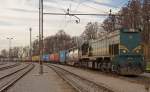 SZ 664-113 mit Containerzug verlsst Bahnhof Pragersko Richtung Hodos (Ungarische Grenze).