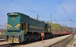 S 664-106 mit Gterzug fhrt Bahnhof Pragersko ein. / 28.3.2012