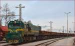 SŽ 664-112 zieht Güterzug auf Bahnhof Pragersko ein. /21.2.2014