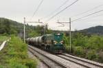 664 102 mit einem Güterzug am 04.05.2014 bei Rakek.