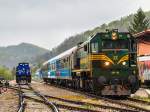 664 109 wartet mit einem von britischen Eisenbahnfreunden gemieteten Sonderzug im slowenischen Grenzbahnhof Rogatec bis die Passkontrolle erledigt ist. Der 18.04.2015. war der erste Tag der insgesamt vier Tage langen Rundfahrt durch Kroatien und Slowenien. Im Hintergrund zu sehen die kroatische 2062 024 welche auf die Übernahme des Zuges wartet.