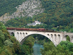 664 119  Reagan  mit einem Güterzug nach Nova Gorica bei Solkan-Viadukt.