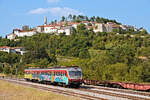 Ein Nachschuss auf der Triebwagen 814 127, der auf dem Weg nach Nova Gorica ist. Im Hintergrund der Burgberg von Štanjel. (14.09.2021)