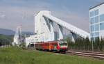 Fast verloren wirkt der Triebwagen 814122 vor der Kulisse des Kraftwerks in Velenje.