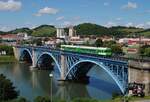 SZ 711 008 + 711 007 überqueren als Regionalzug nach Ruse die Draubrücke in Maribor. (06.06.2022)
