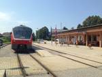 713 111 ist mit einem Regionalzug aus Ljubliana im Grenzbahnhof Metlika angekommen und wartet auf die Rückfahrt.