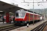 713117 steht am 30.4.2008 am Bahnsteig in Lubljana.