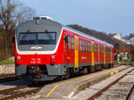 Der Triebwagen 715 120 wartet am Nachmittag des 10.04.2015.