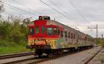 Ein stark beschmiertes S 814-046 fhrt durch Maribor-Tabor Richtung Hauptbahnhof Maribor. / 18.4.2012