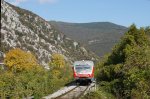 VT 813-102 der Slowenischen Staatsbahn SZ bei der Einfahrt in den Hp Solkan, die letzte Station vor dem Ende der Wocheinerbahn Jesenice - Nova Gorica, 28.10.11  