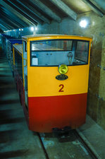 Wer diese kleine Eisenbahn sehen will muss tief in einen Berg hinein und auch tief in die Tasche greifen.