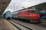 SZ 342 022 steht mit EC134 nach Trieste Centrale bereit, während nebenan 313 011 zur Fahrt nach Jesenice wartet. (29.12.2022)