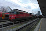 SZ 342 001 steht vor einigen Loks der Baureihe 363 in Ljubljana abgestellt. (29.12.2022)