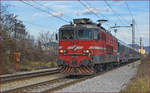 SŽ 342-025 zieht EC151 durch Maribor-Tabor Richtung Ljubljana. /25.11.2017