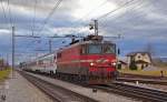 SZ 342-023 mit Personenzug bei Durchfahrt durch Maribor-Tezno. / 05.12.2011