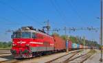 S 342-005 mit Containerzug wartet auf Bahnhof Pragersko fr Weiterfahrt Richtung Hafen Koper.