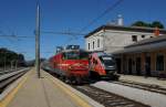 Im Bahnhof Pivka prsentieren sich 312.104 sowie 342.027 mit dem eben einfahrenden MV 483  Ljubljana  nach Rijeka. 22.07.2013