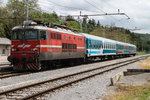 Bahnhof von Ilirska Bistrica. Hier hält der Zug kommend aus Kroatien und die Polizei macht Pass und Gesichtskontrolle.
342-001 zieht lediglich 3 Wagen Richtung Landesinnere. Besuch des kleinen Grenzbahnhofs am 19 Mai 2016.