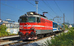 SŽ 342-022 zieht Personenzug durch Maribor-Tabor Richtung Ormož.