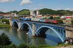 SZ 363 016 zieht einen Felbermayer - Schwertransport über die Draubrücke in Maribor. (06.06.2022)