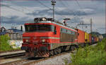 SŽ 363-029 zieht Containerzug durch Maribor-Tabor Richtung Koper Hafen.