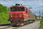 SŽ 363-030 fährt als Lokzug durch Maribor-Tabor Richtung Maribor HBF.