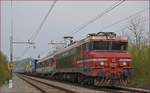 SŽ 363-022 zieht ROLA-Zug durch Maribor-Tabor Richtung Tezno.