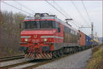 SŽ 363-016 zieht Containerzug durch Maribor-Tabor Richtung Koper Hafen. /27.11.2019