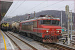 SŽ 363-017 zieht Güterzug durch Maribor HBF Richtung Süden.