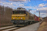 SŽ 363-005 zieht Containerzug durch Maribor-Tabor Richtung Koper Hafen. /4.3.2020