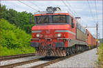 SŽ 363-011 zieht Containerzug durch Maribor-Tabor Richtung Koper Hefen.