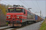 SŽ 363-017 zieht Containerzug durch Maribor-Tabor Richtung Koper Hafen. /17.11.2021