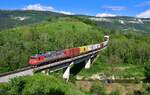 363 036 mit einem Containerzug am 06.05.2023 bei Rižana.