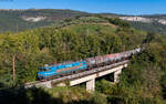 363 021 mit dem 42031 (Alm�sf�zitő felső - Koper tovorna) bei Kortine 4.10.26