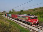 Am 17.09.2011 prsentierte sich die 363 034 mit einem Containerzug kurz vor dem Tunnel in Crenjevec in Richtung Zidani Most fahrend in herrlichem Licht.