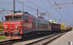 SZ 363-009 mit Gterzug fhrt auf Verschiebebahnhof Maribor-Tezno ein. / 11.11.2011