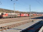 Ein reichhaltiges Angebot an Triebfahrzeugen prsentierte sich am 27.12.2011 auf dem Gterbahnhof der slowenischen Hafenstadt Koper. Star der Szene war ohne jeden Zweifel die Sonderlok  Coca Cola  (541 101-6), welche an der zweiten Position zu sehen ist.