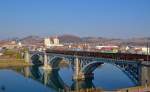 SZ 363-? Zieht Gterzug ber Drau Brcke in Maribor Richtung Norden.