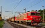 S´ 363-002 zieht Güterzug durch Maribor-Tezno Richtung Norden.