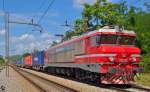 S 363-019 zieht Containerzug durch Maribor-Tabor Richtung Sden. /26.7.2012