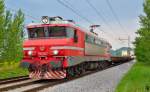 S 363-004 zieht Gterzug durch Maribor-Tabor Richtung Sden.