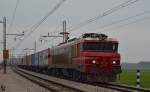 S 363-006 zieht an einen nebeligen Tag  Containerzug durch Pragersko Richtung Norden.