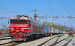 S 363-012 wartet mit Containerzug in Pragersko auf weiterfahrt Richtung Koper Hafen.