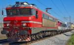 S 363-035 zieht LkW-Zug durch Maribor-Tabor Richtung Tezno Verschiebebahnhof.