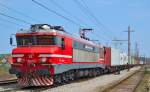 S 363-013 zieht Containerzug durch Pragersko Richtung Koper Hafen. /17.4.2013