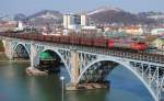 363.001 mit einem Kohlezug beim berqueren der Drau in Maribor.(16.03.2013)